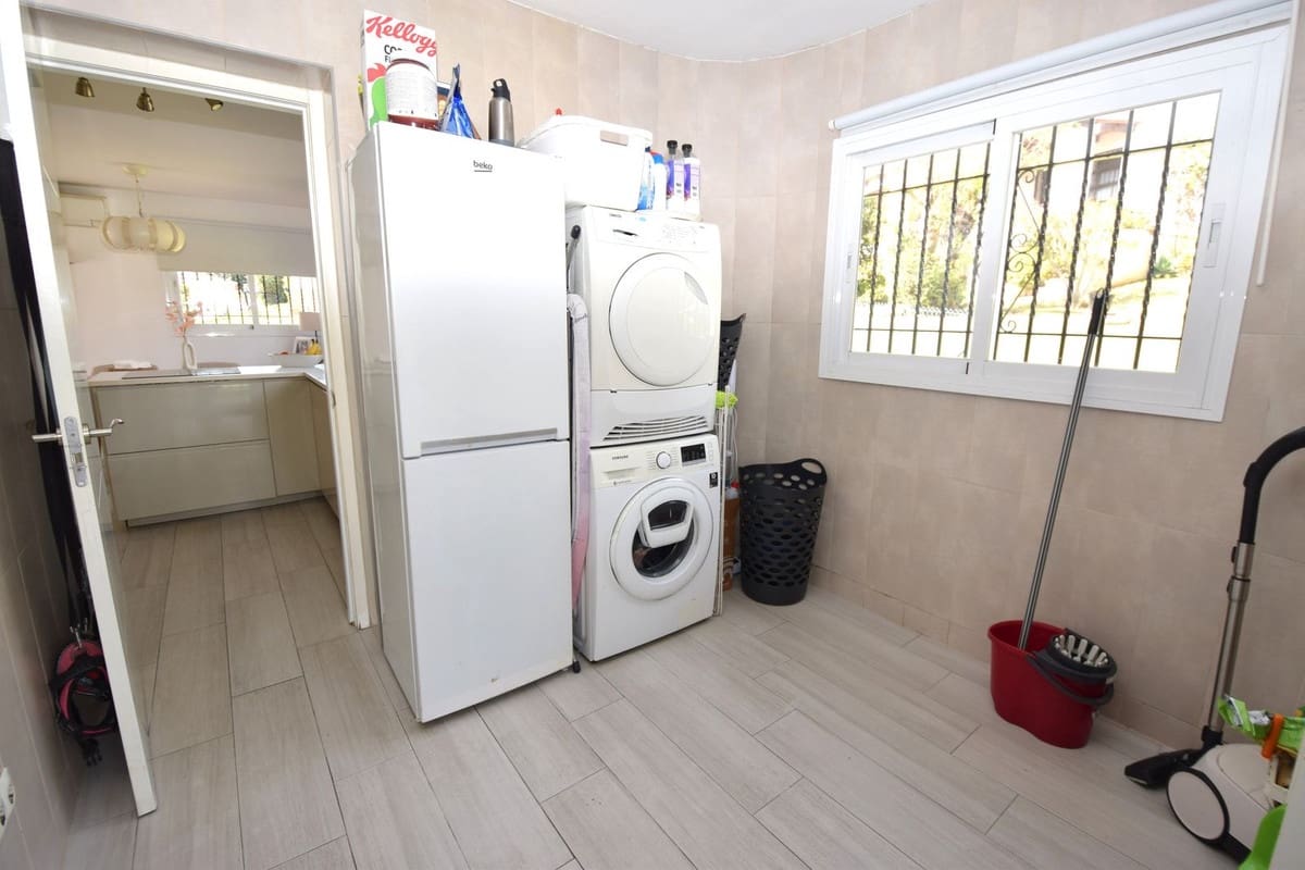 3 bedroom Villa for sale in La Cala de Mijas with pool - € 749,000 (Ref: 9676017)