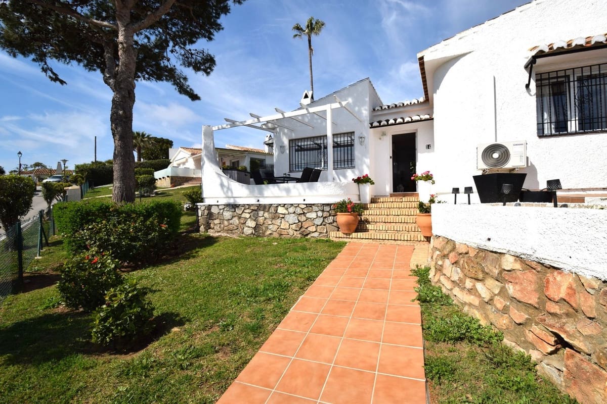 3 bedroom Villa for sale in La Cala de Mijas with pool - € 749,000 (Ref: 9676017)