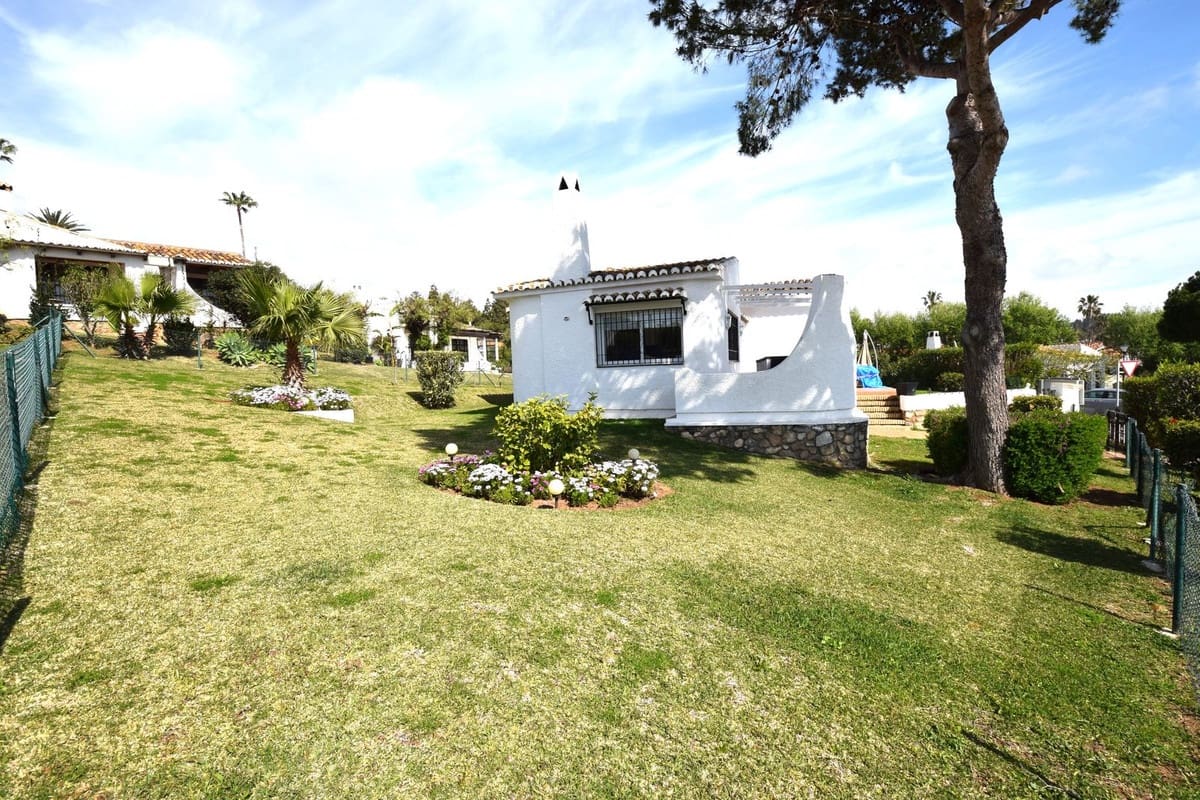 3 bedroom Villa for sale in La Cala de Mijas with pool - € 749,000 (Ref: 9676017)