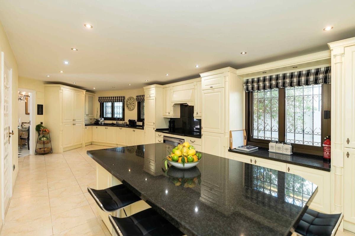 7 bedroom Villa for sale in Mijas Costa with pool garage - € 1,295,000 (Ref: 9731178)