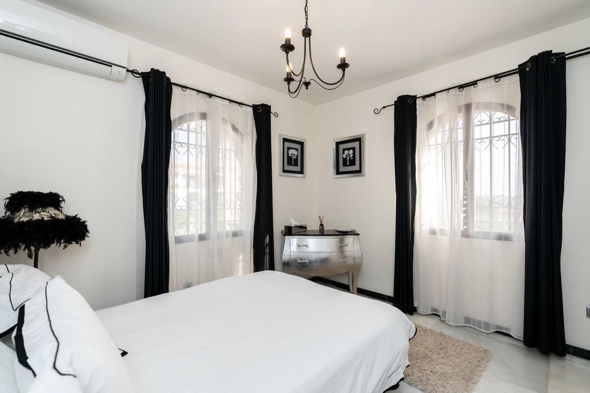 7 bedroom Villa for sale in Mijas Costa with pool garage - € 1,295,000 (Ref: 9731178)