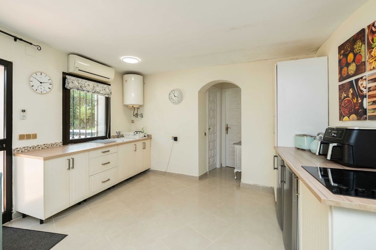 7 bedroom Villa for sale in Mijas Costa with pool garage - € 1,295,000 (Ref: 9731178)