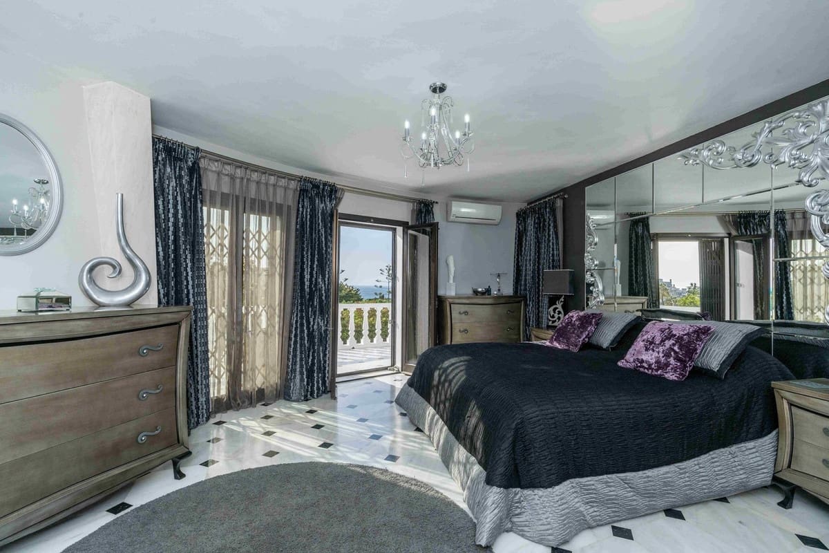 7 bedroom Villa for sale in Mijas Costa with pool garage - € 1,295,000 (Ref: 9731178)