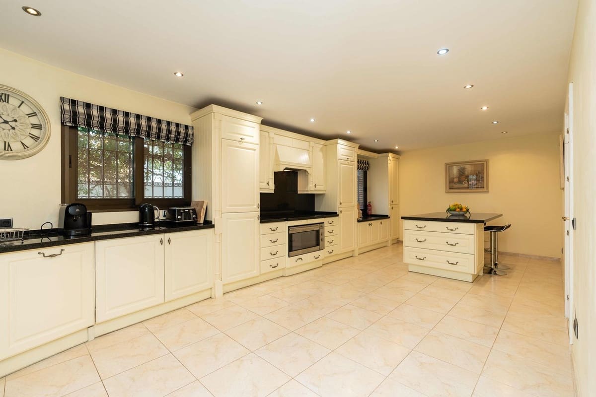 7 bedroom Villa for sale in Mijas Costa with pool garage - € 1,295,000 (Ref: 9731178)