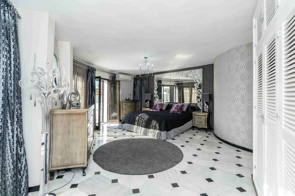 7 bedroom Villa for sale in Mijas Costa with pool garage - € 1,295,000 (Ref: 9731178)