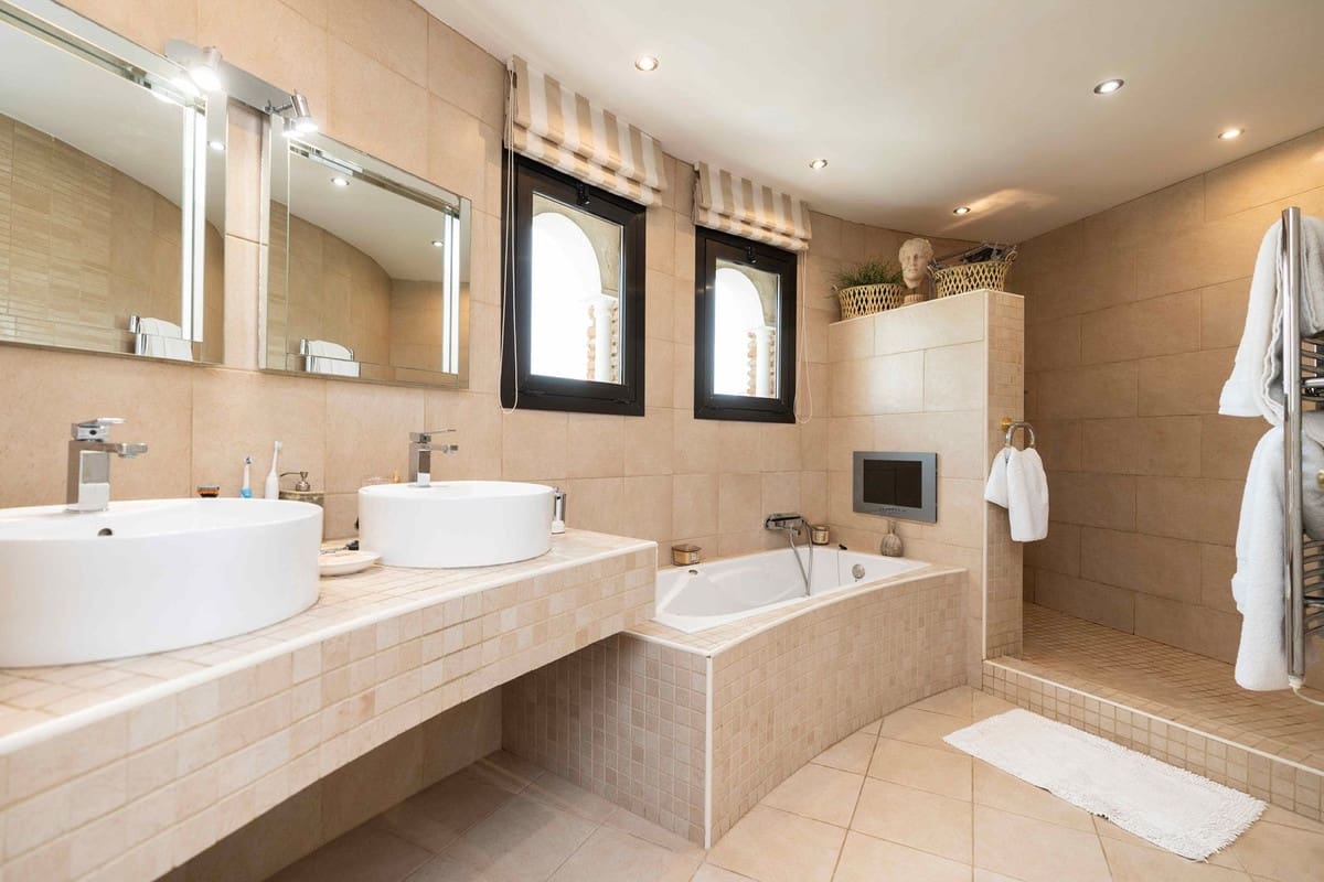 7 bedroom Villa for sale in Mijas Costa with pool garage - € 1,295,000 (Ref: 9731178)