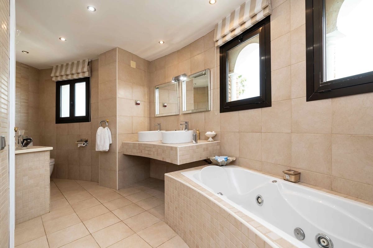 7 bedroom Villa for sale in Mijas Costa with pool garage - € 1,295,000 (Ref: 9731178)