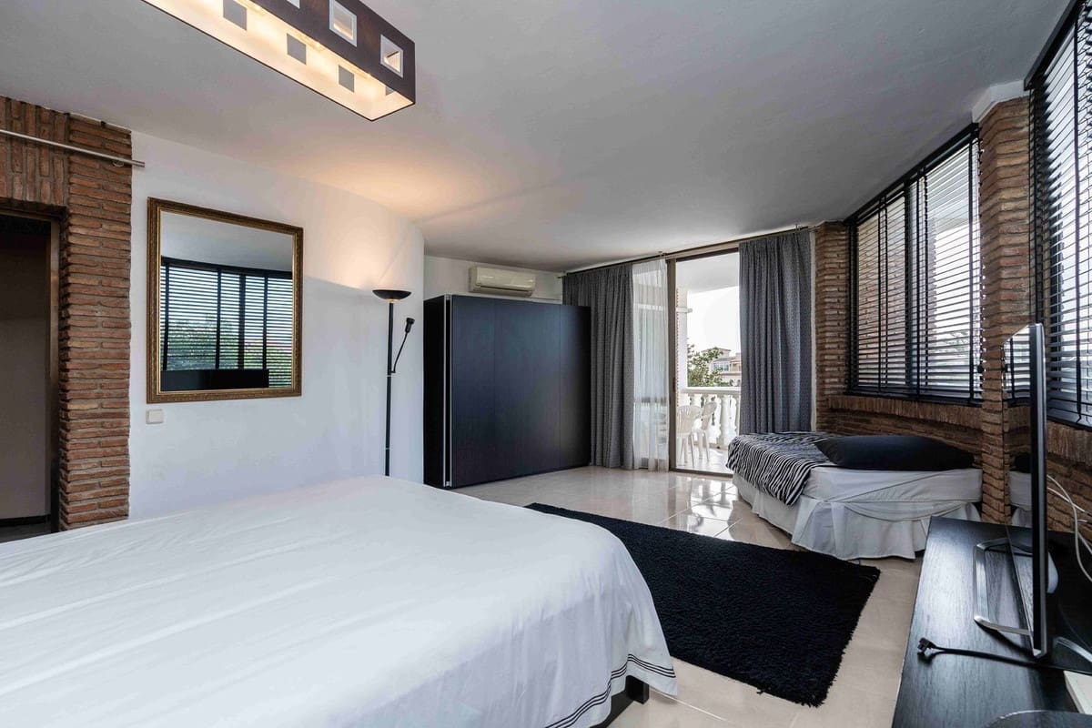 7 bedroom Villa for sale in Mijas Costa with pool garage - € 1,295,000 (Ref: 9731178)