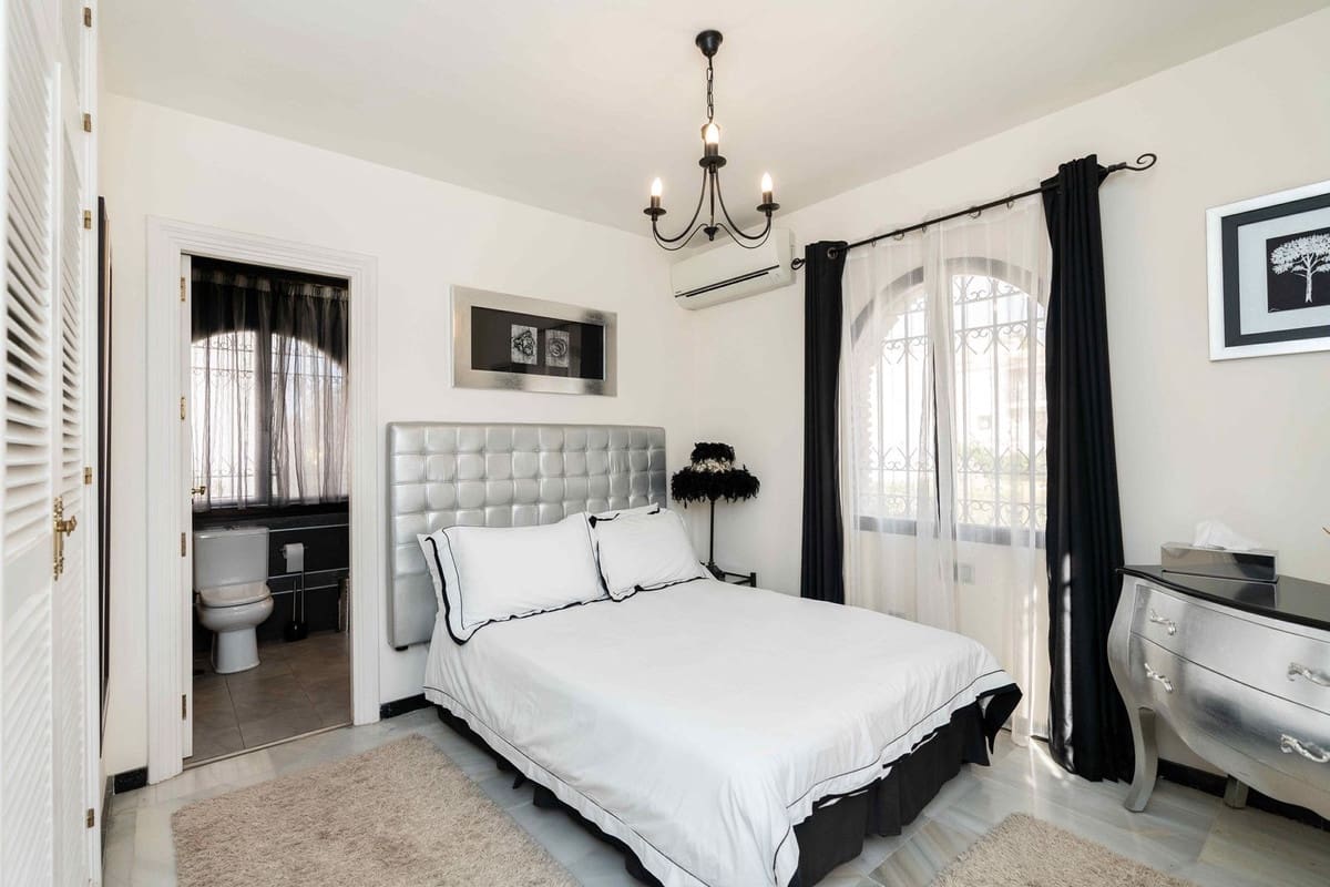 7 bedroom Villa for sale in Mijas Costa with pool garage - € 1,295,000 (Ref: 9731178)