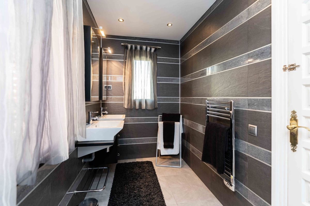 7 bedroom Villa for sale in Mijas Costa with pool garage - € 1,295,000 (Ref: 9731178)