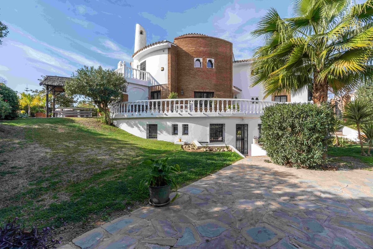 7 bedroom Villa for sale in Mijas Costa with pool garage - € 1,295,000 (Ref: 9731178)