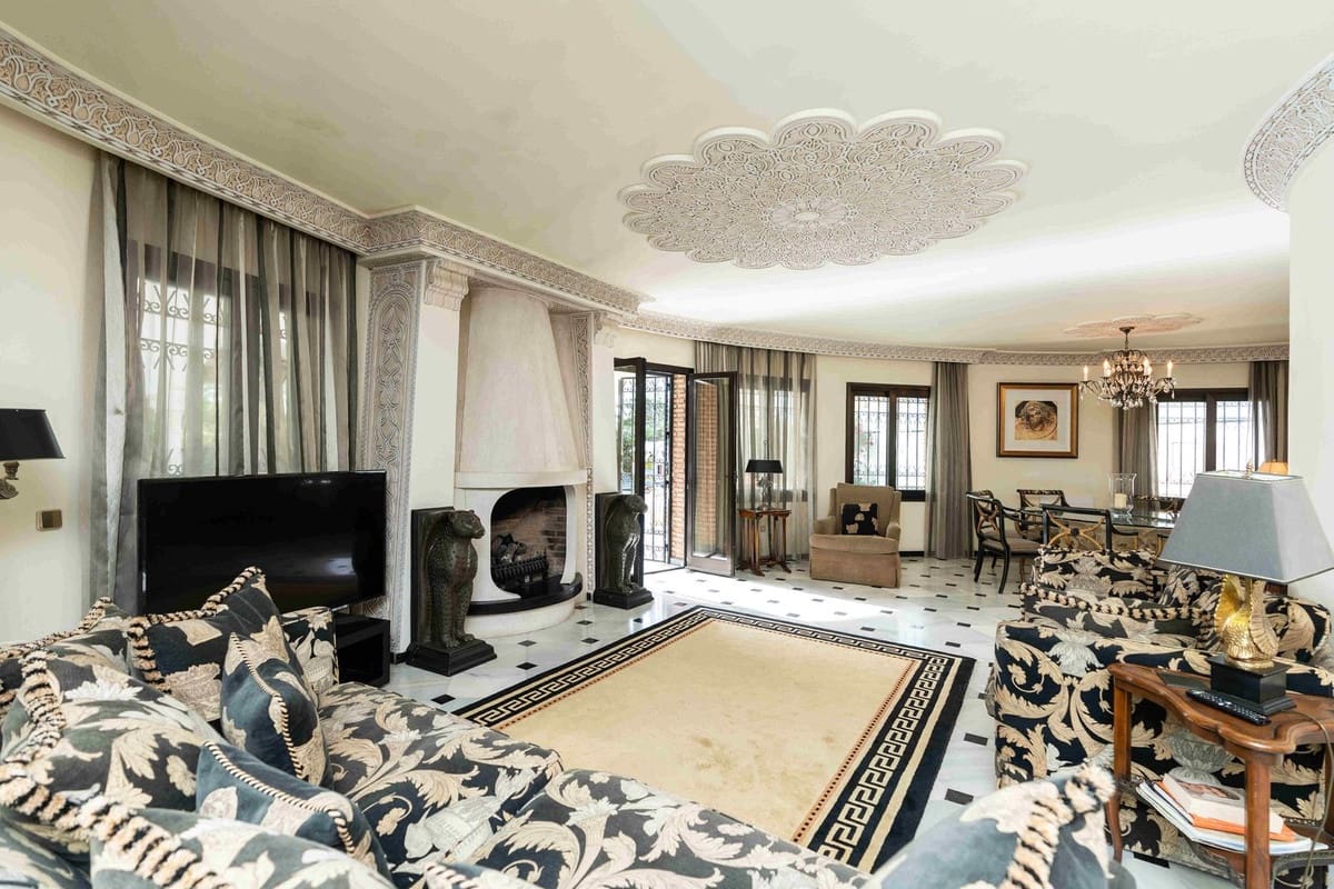 7 bedroom Villa for sale in Mijas Costa with pool garage - € 1,295,000 (Ref: 9731178)