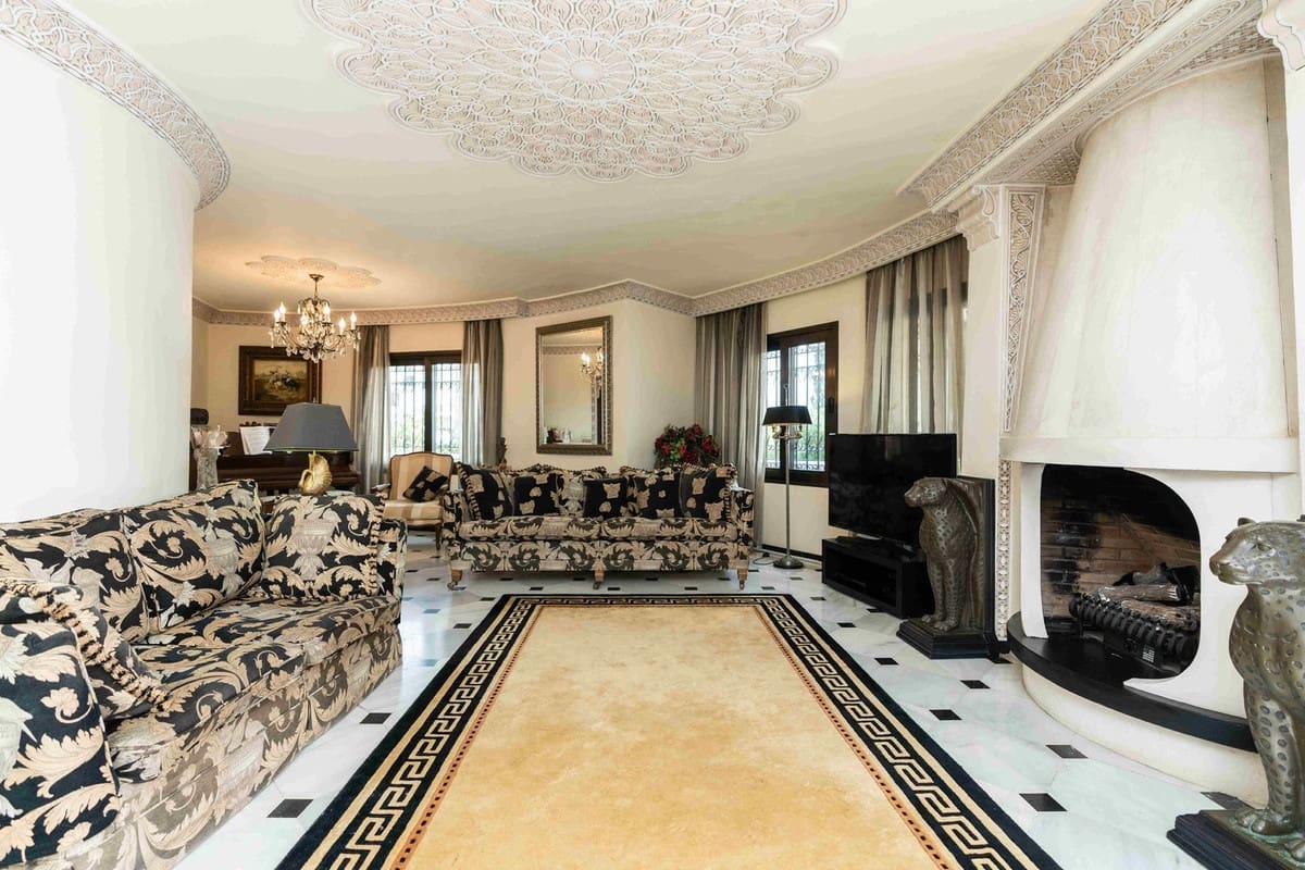 7 bedroom Villa for sale in Mijas Costa with pool garage - € 1,295,000 (Ref: 9731178)