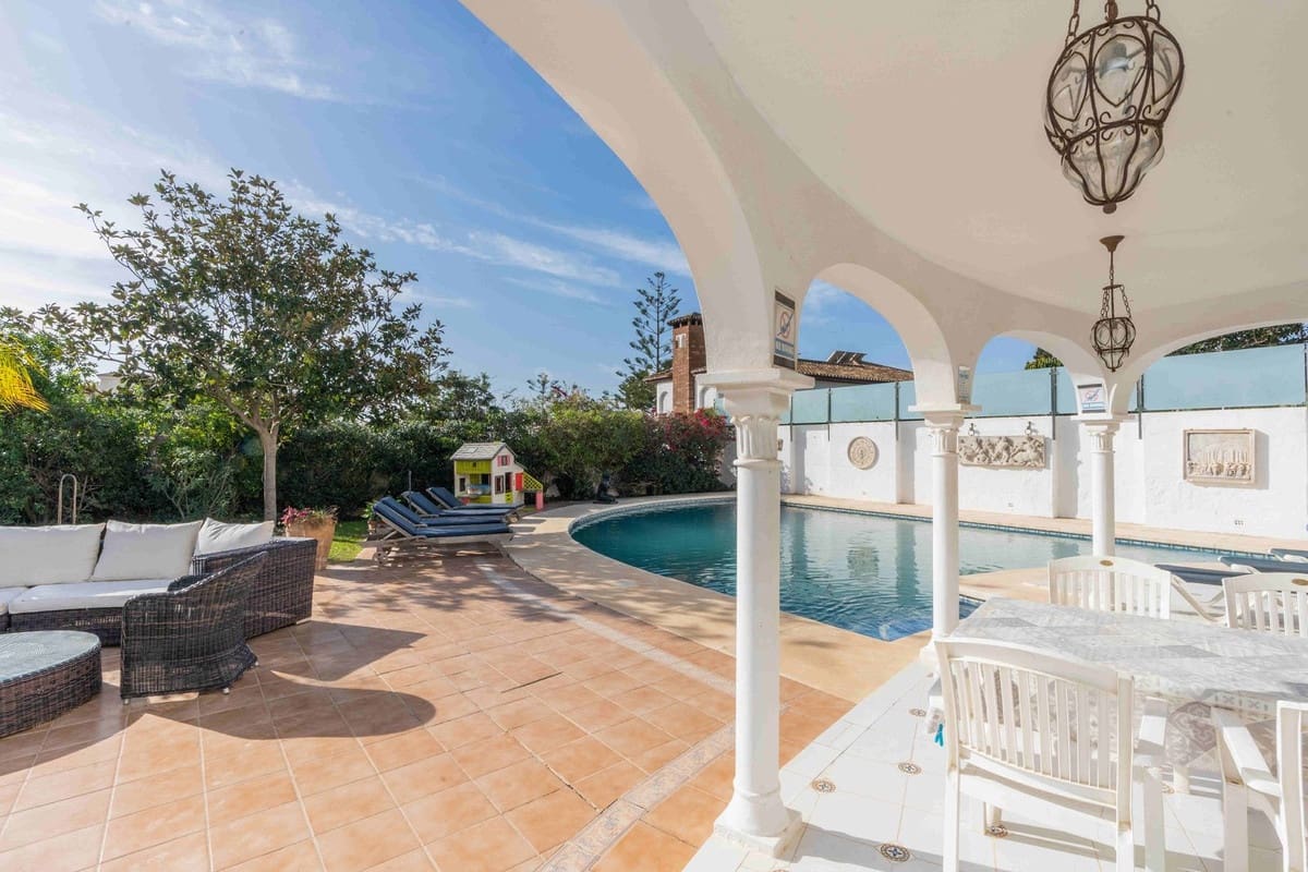 7 bedroom Villa for sale in Mijas Costa with pool garage - € 1,295,000 (Ref: 9731178)
