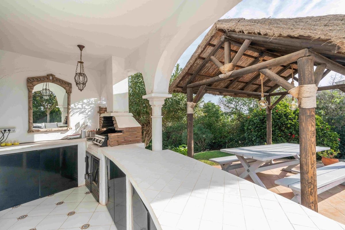 7 bedroom Villa for sale in Mijas Costa with pool garage - € 1,295,000 (Ref: 9731178)