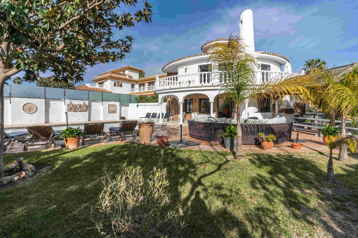 7 bedroom Villa for sale in Mijas Costa with pool garage - € 1,295,000 (Ref: 9731178)