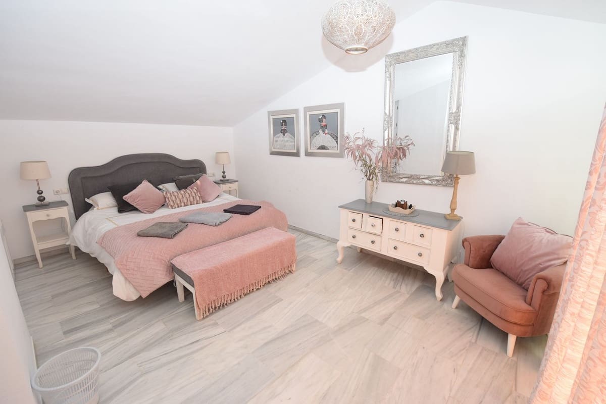 3 bedroom Townhouse for sale in Mijas Costa with pool - € 449,000 (Ref: 9734120)