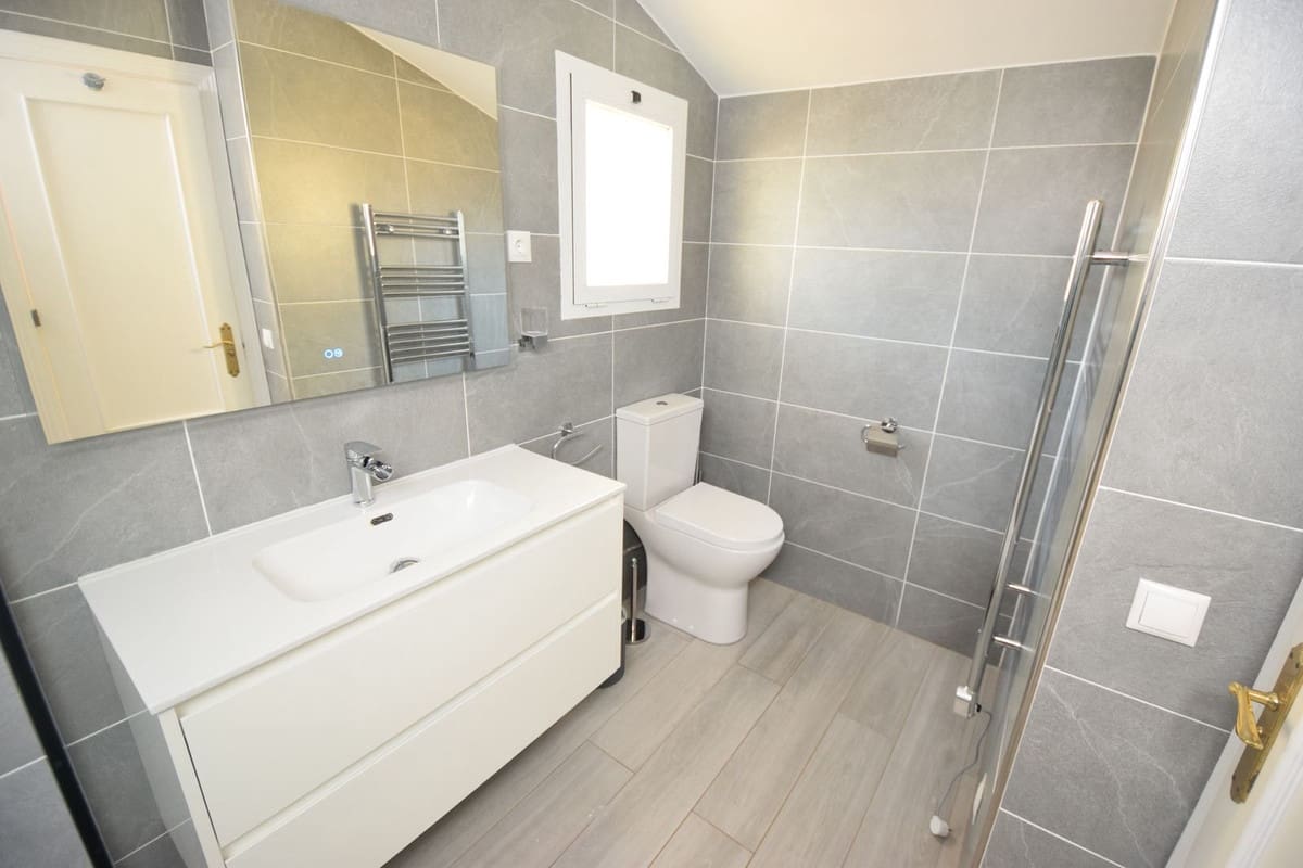 3 bedroom Townhouse for sale in Mijas Costa with pool - € 449,000 (Ref: 9734120)