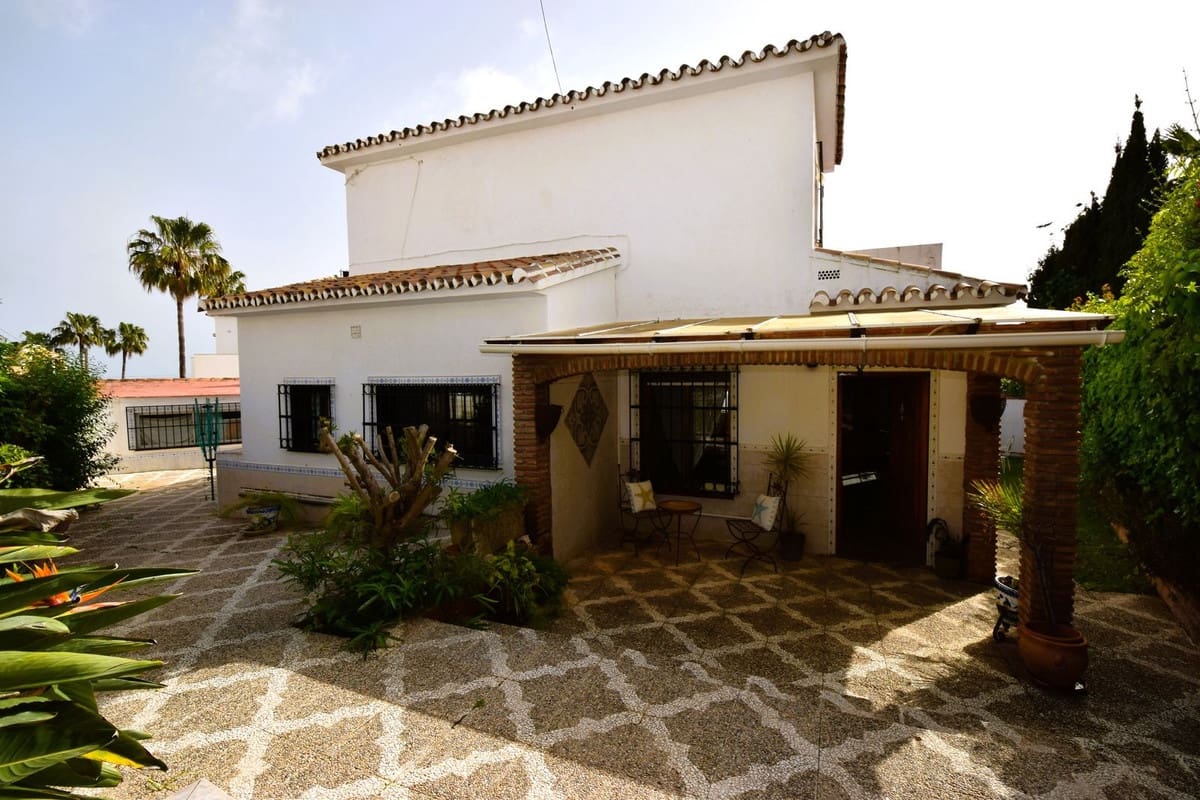 3 soveværelse Villa til salg i La Cala de Mijas med swimmingpool garage - € 740.000 (Ref: 9761532)