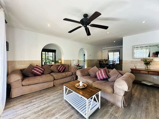 3 soveværelse Villa til salg i La Cala de Mijas, Mijas med swimmingpool garage - € 725.000 (Ref: 9761532)