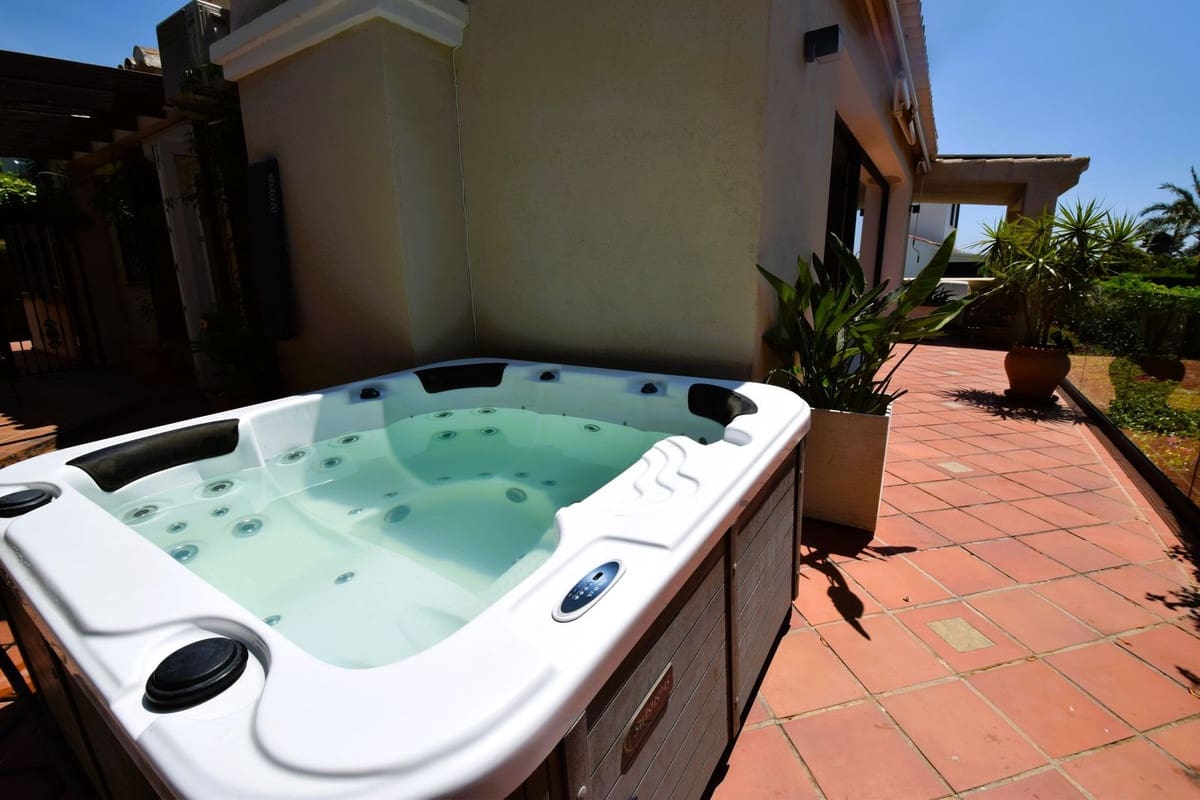 Chalet de 6 habitaciones en Calahonda en venta con piscina garaje - 1.490.000 € (Ref: 9919038)
