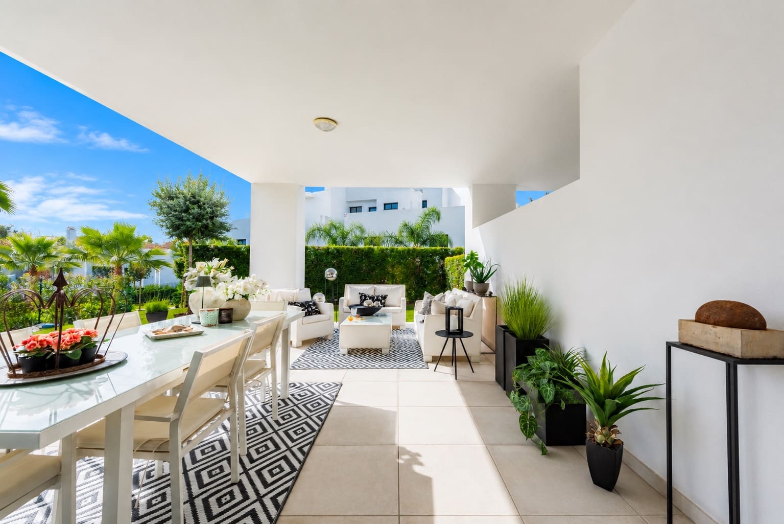 2 bedroom Apartment for sale in Estepona with pool garage - € 580,000 (Ref: 10030200)