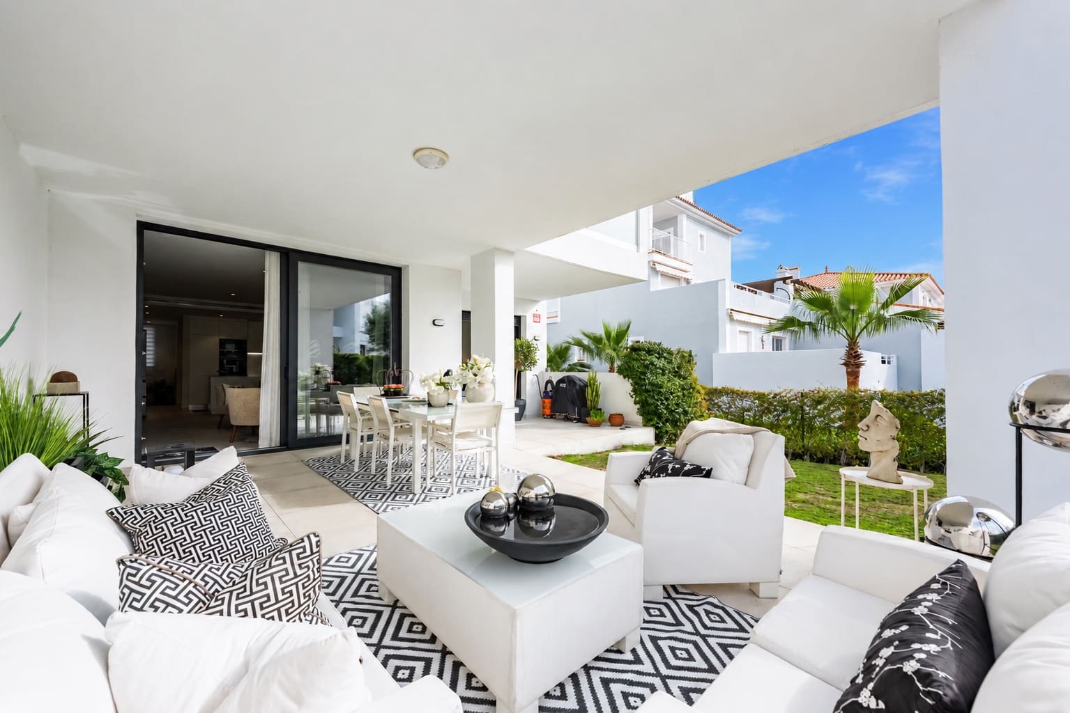 2 bedroom Apartment for sale in Estepona with pool garage - € 580,000 (Ref: 10030200)