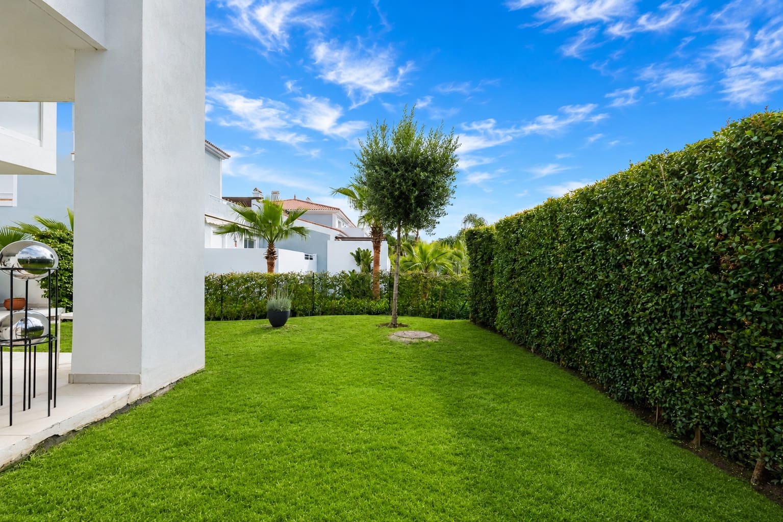 2 bedroom Apartment for sale in Estepona with pool garage - € 580,000 (Ref: 10030200)