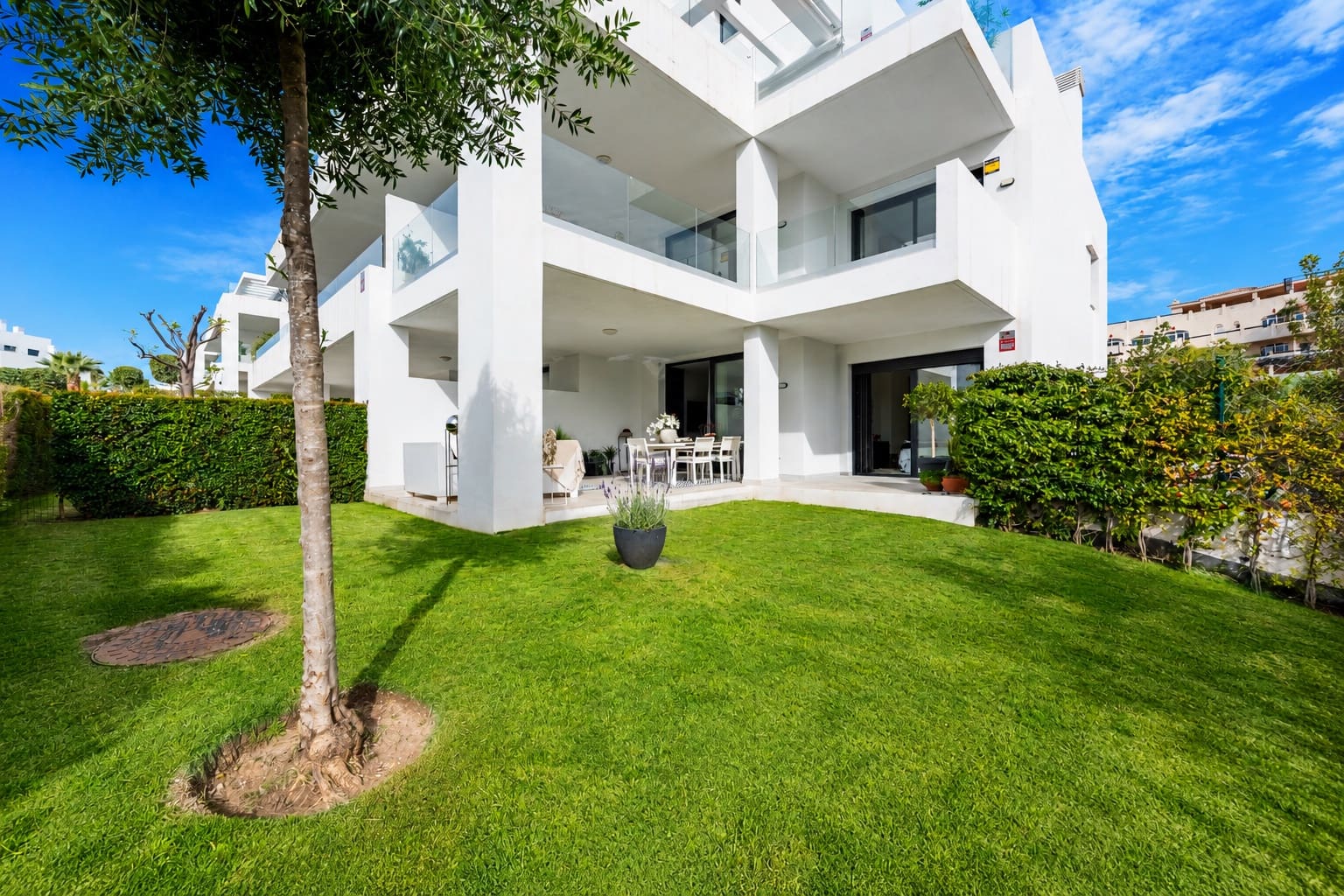 2 bedroom Apartment for sale in Estepona with pool garage - € 580,000 (Ref: 10030200)