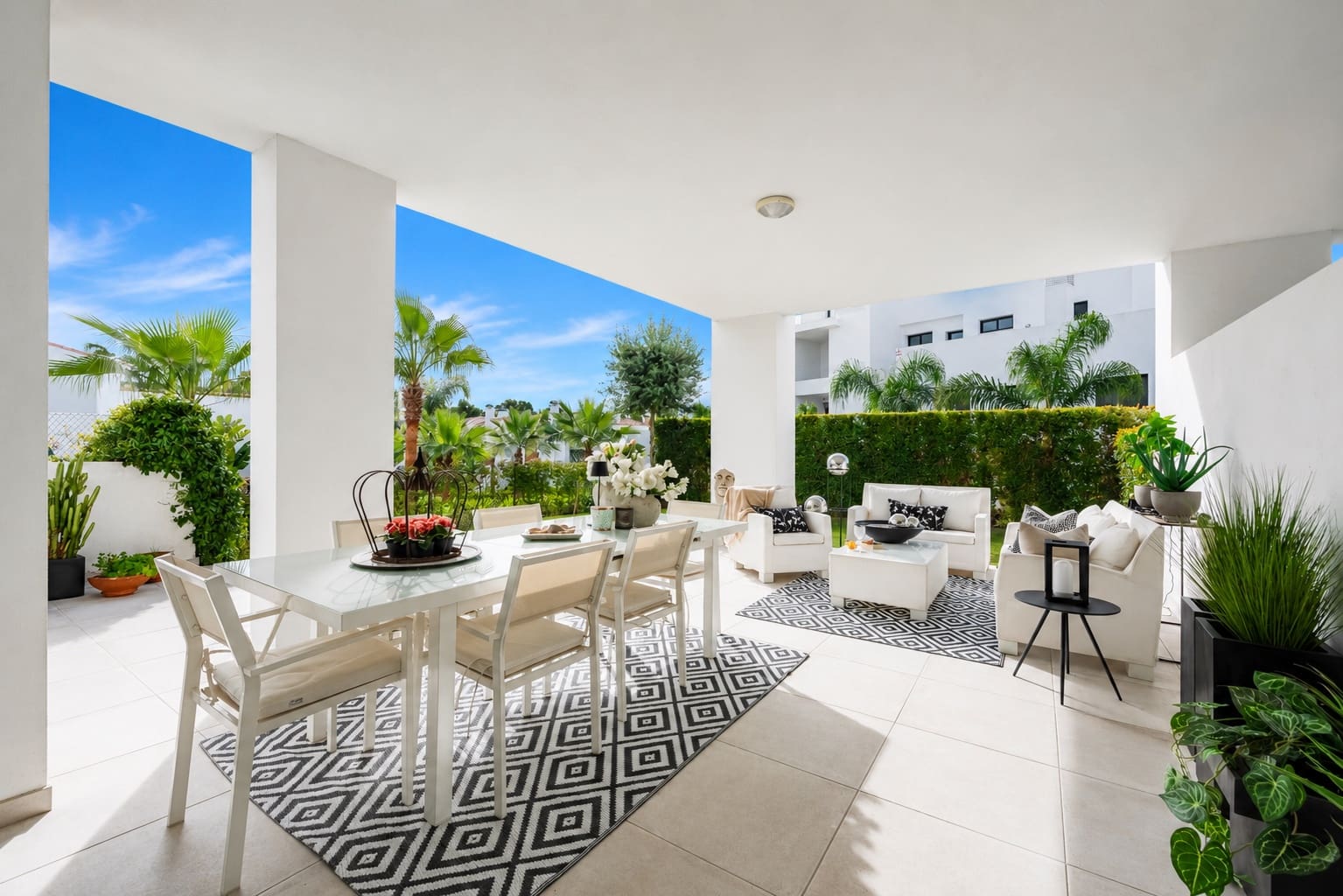 2 bedroom Apartment for sale in Estepona with pool garage - € 580,000 (Ref: 10030200)