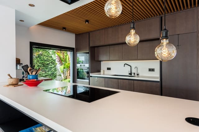 4 makuuhuone Huvila myytävänä paikassa Elviria, Marbella mukana uima-altaan 
autotalli - 2 175 000 € (Ref: 10031652)