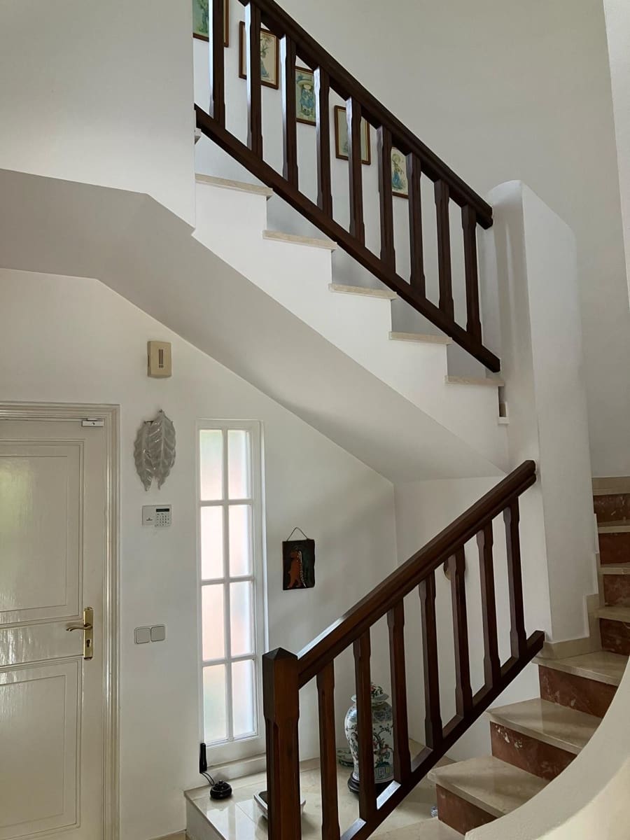 4 soverom Villa til salgs i El Paraiso med svømmebasseng garasje - € 1 735 000 (Ref: 10146686)