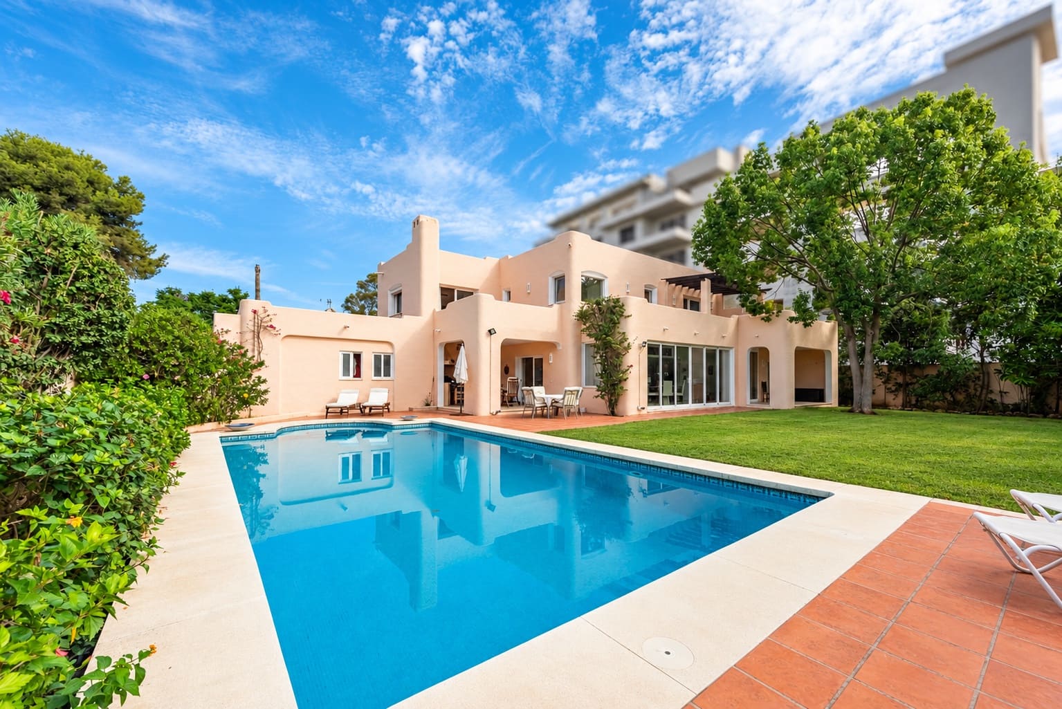 4 soverom Villa til salgs i El Paraiso med svømmebasseng garasje - € 1 735 000 (Ref: 10146686)