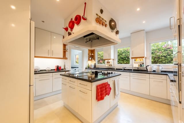 4 soverom Villa til salgs i El Paraiso, Estepona med svømmebasseng garasje - € 1 735 000 (Ref: 10146686)