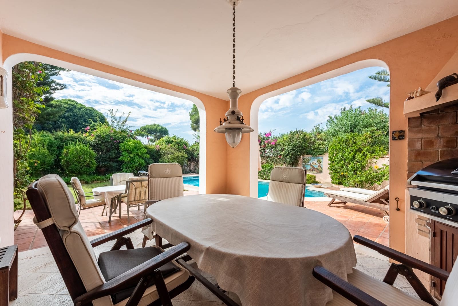 4 soverom Villa til salgs i El Paraiso med svømmebasseng garasje - € 1 735 000 (Ref: 10146686)