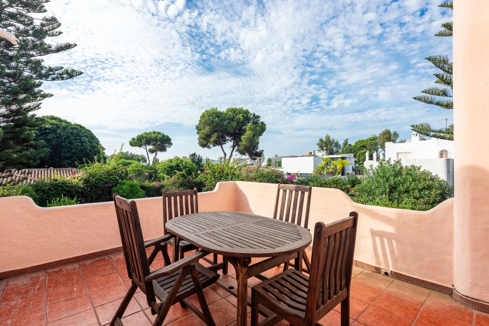 4 soverom Villa til salgs i El Paraiso med svømmebasseng garasje - € 1 735 000 (Ref: 10146686)