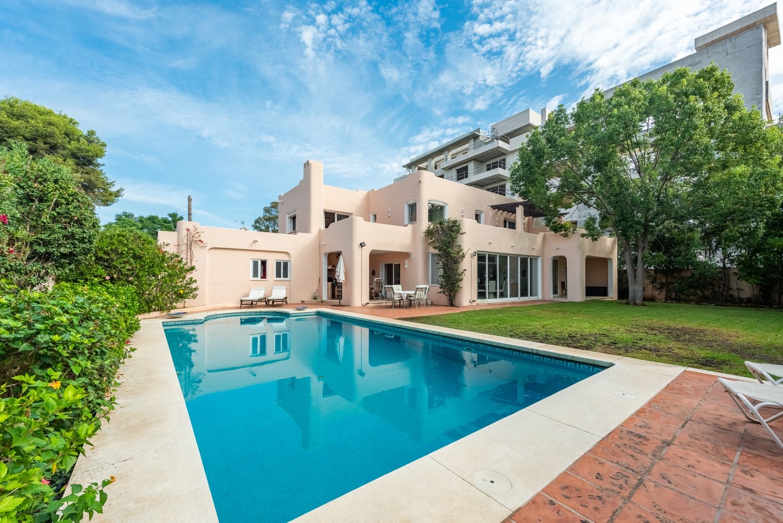 4 soverom Villa til salgs i El Paraiso med svømmebasseng garasje - € 1 735 000 (Ref: 10146686)