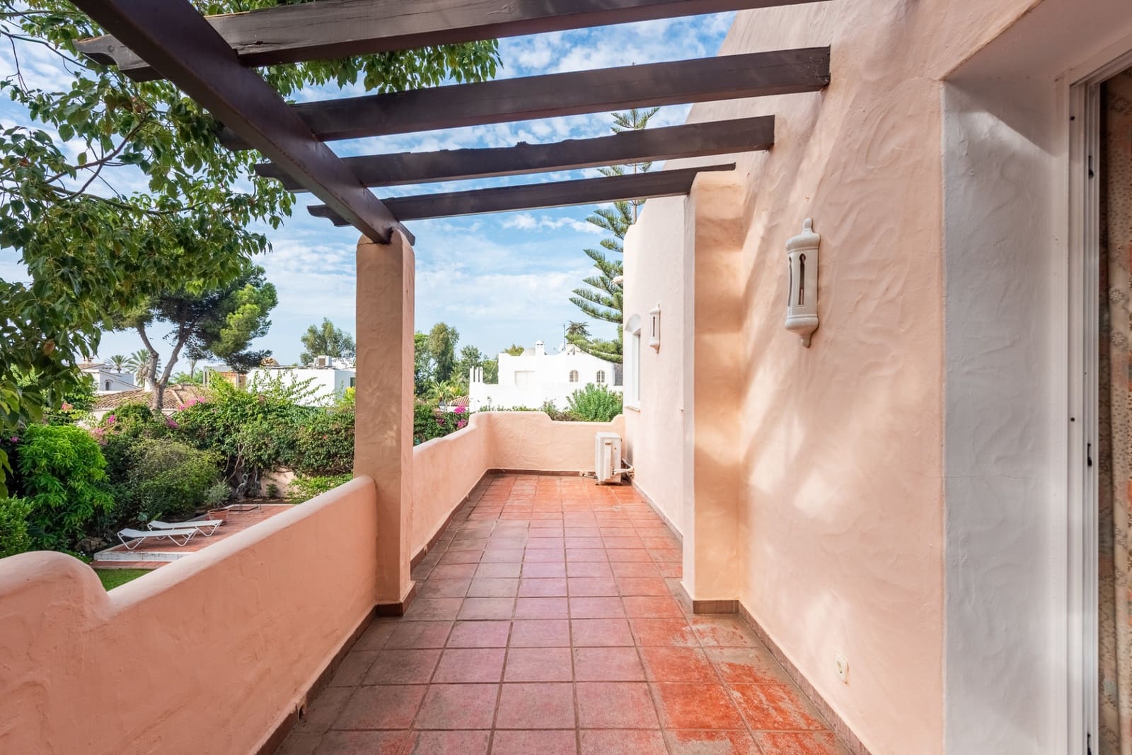 4 soverom Villa til salgs i El Paraiso med svømmebasseng garasje - € 1 735 000 (Ref: 10146686)
