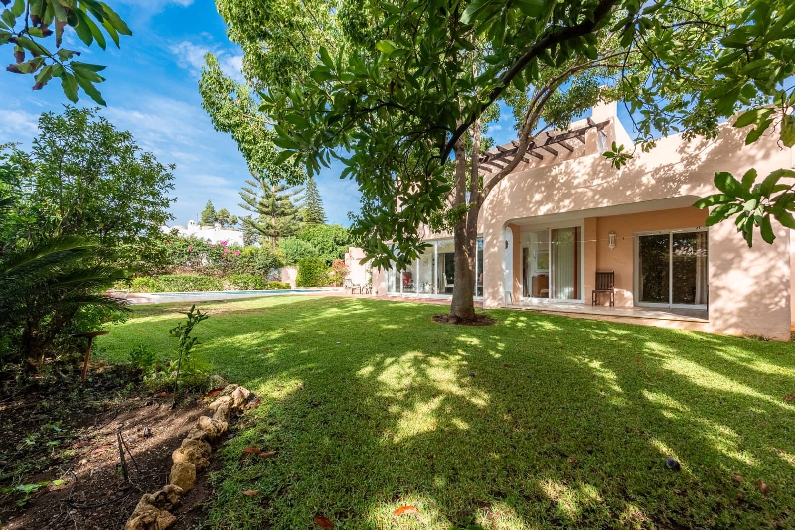 4 soverom Villa til salgs i El Paraiso med svømmebasseng garasje - € 1 735 000 (Ref: 10146686)