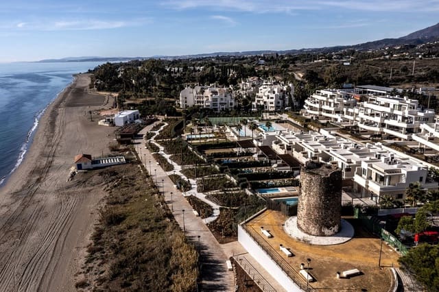 4 soveværelse Semi-Rækkehus til salg i New Golden Mile, Estepona med swimmingpool garage - € 4.500.000 (Ref: 8882070)