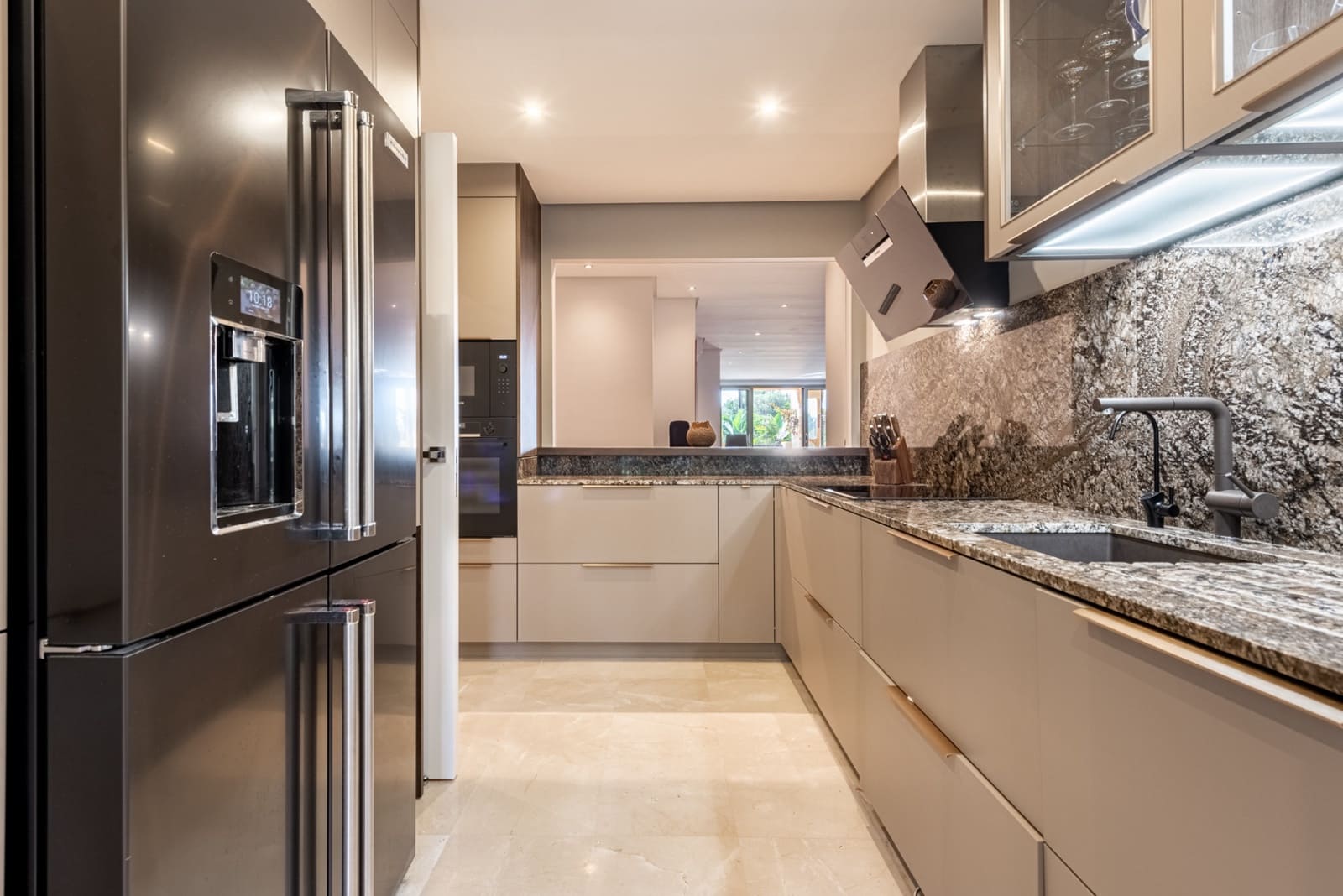 2 sypialnia Apartament na sprzedaż w Marbella z basenem garażem - 1 395 000 € (Ref: 9217241)