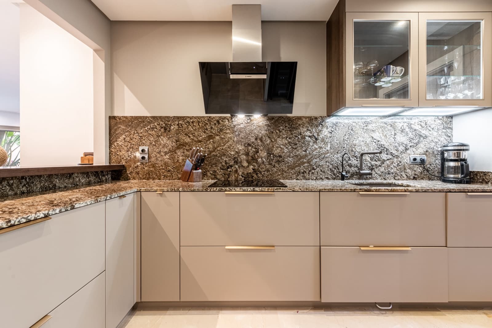 2 sypialnia Apartament na sprzedaż w Marbella z basenem garażem - 1 395 000 € (Ref: 9217241)