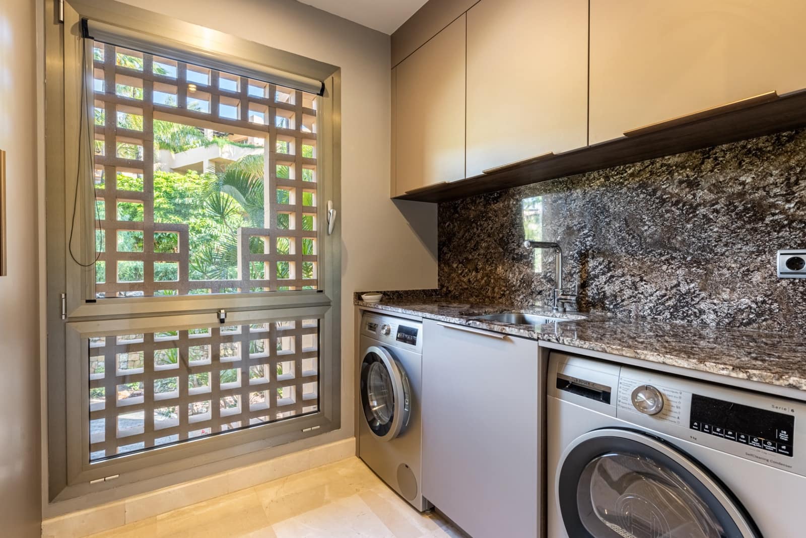 2 sypialnia Apartament na sprzedaż w Marbella z basenem garażem - 1 395 000 € (Ref: 9217241)