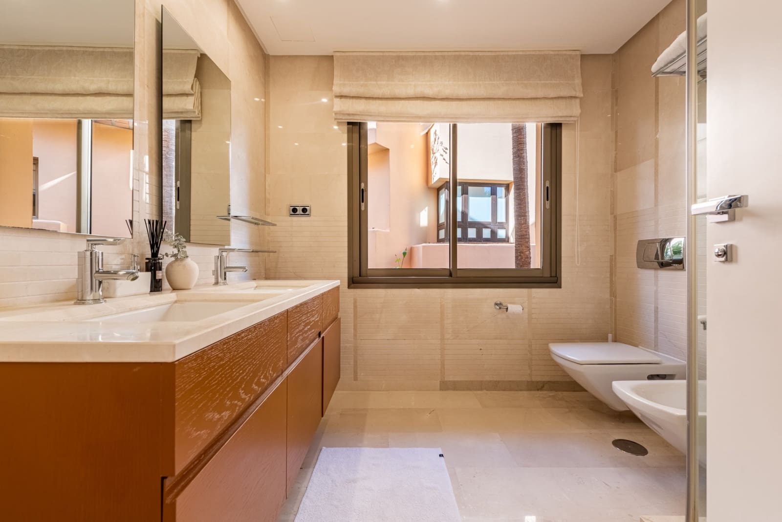 2 sypialnia Apartament na sprzedaż w Marbella z basenem garażem - 1 395 000 € (Ref: 9217241)