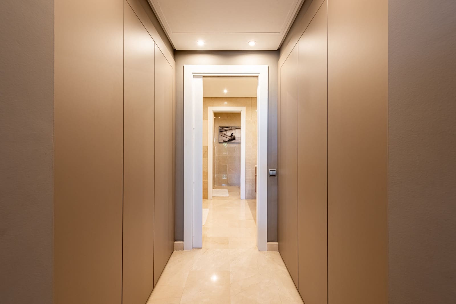 2 sypialnia Apartament na sprzedaż w Marbella z basenem garażem - 1 395 000 € (Ref: 9217241)