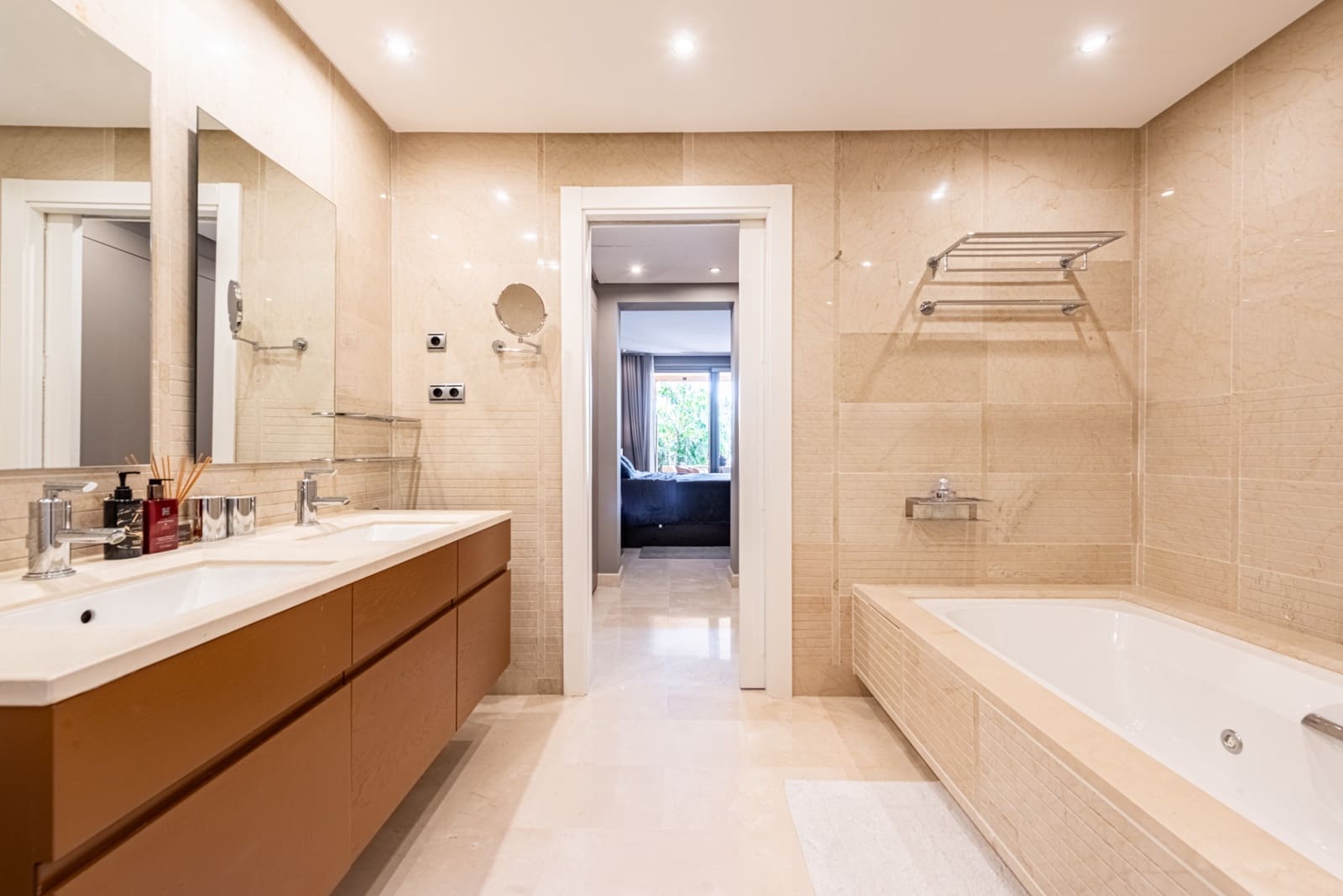 2 sypialnia Apartament na sprzedaż w Marbella z basenem garażem - 1 395 000 € (Ref: 9217241)