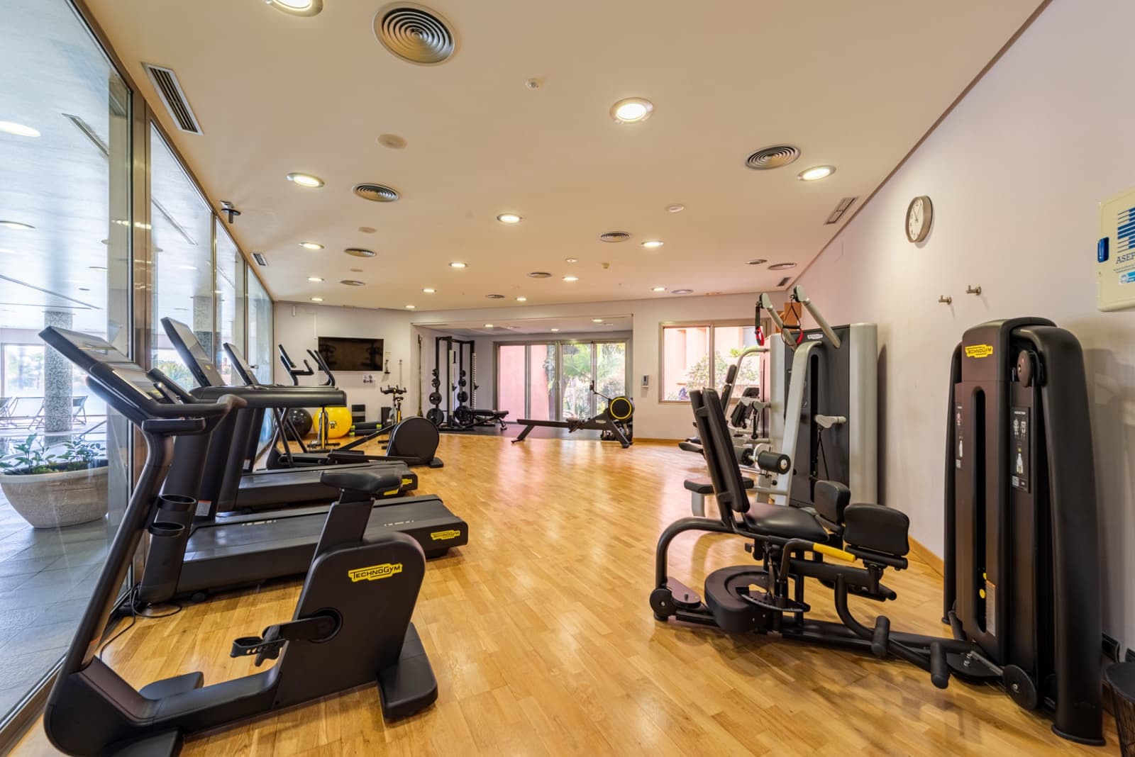 2 sypialnia Apartament na sprzedaż w Marbella z basenem garażem - 1 395 000 € (Ref: 9217241)