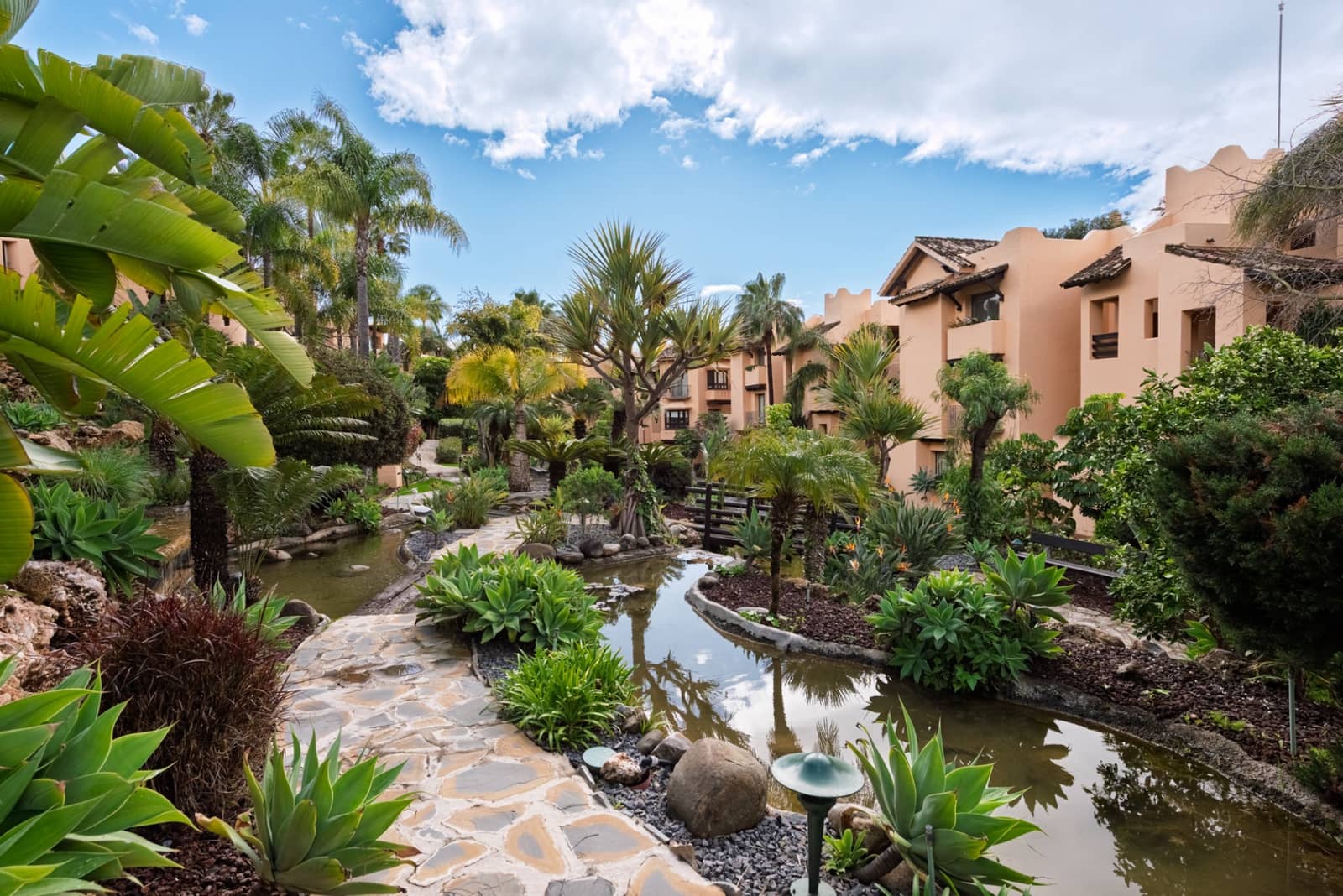 2 sypialnia Apartament na sprzedaż w Marbella z basenem garażem - 1 395 000 € (Ref: 9217241)