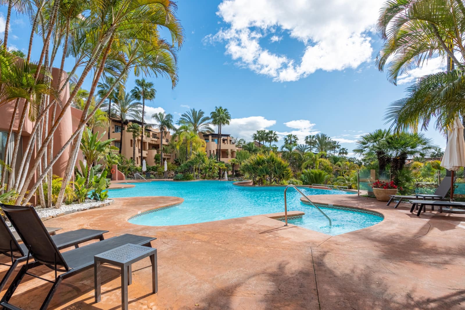 2 sypialnia Apartament na sprzedaż w Marbella z basenem garażem - 1 395 000 € (Ref: 9217241)