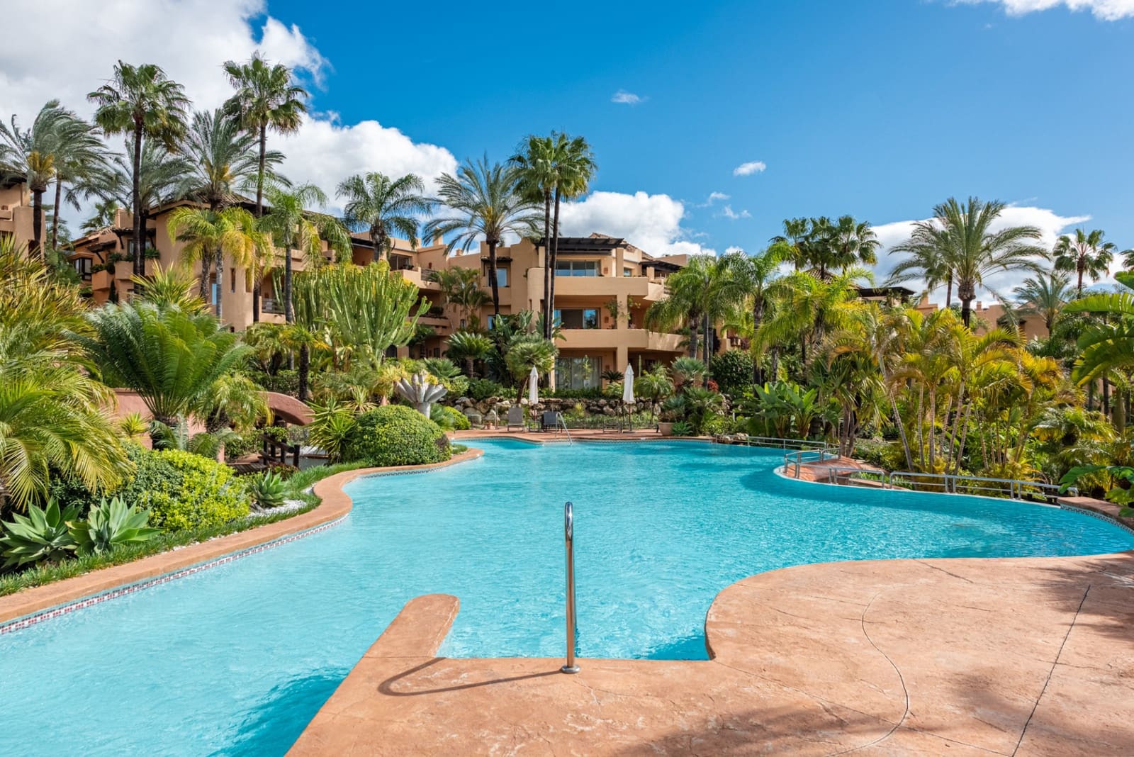 2 sypialnia Apartament na sprzedaż w Marbella z basenem garażem - 1 395 000 € (Ref: 9217241)